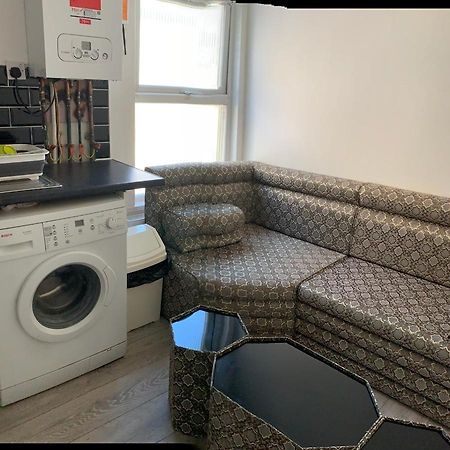 Beautiful Hoe Street First Floor One Bedroom Apartment B Walthamstow Londra Esterno foto