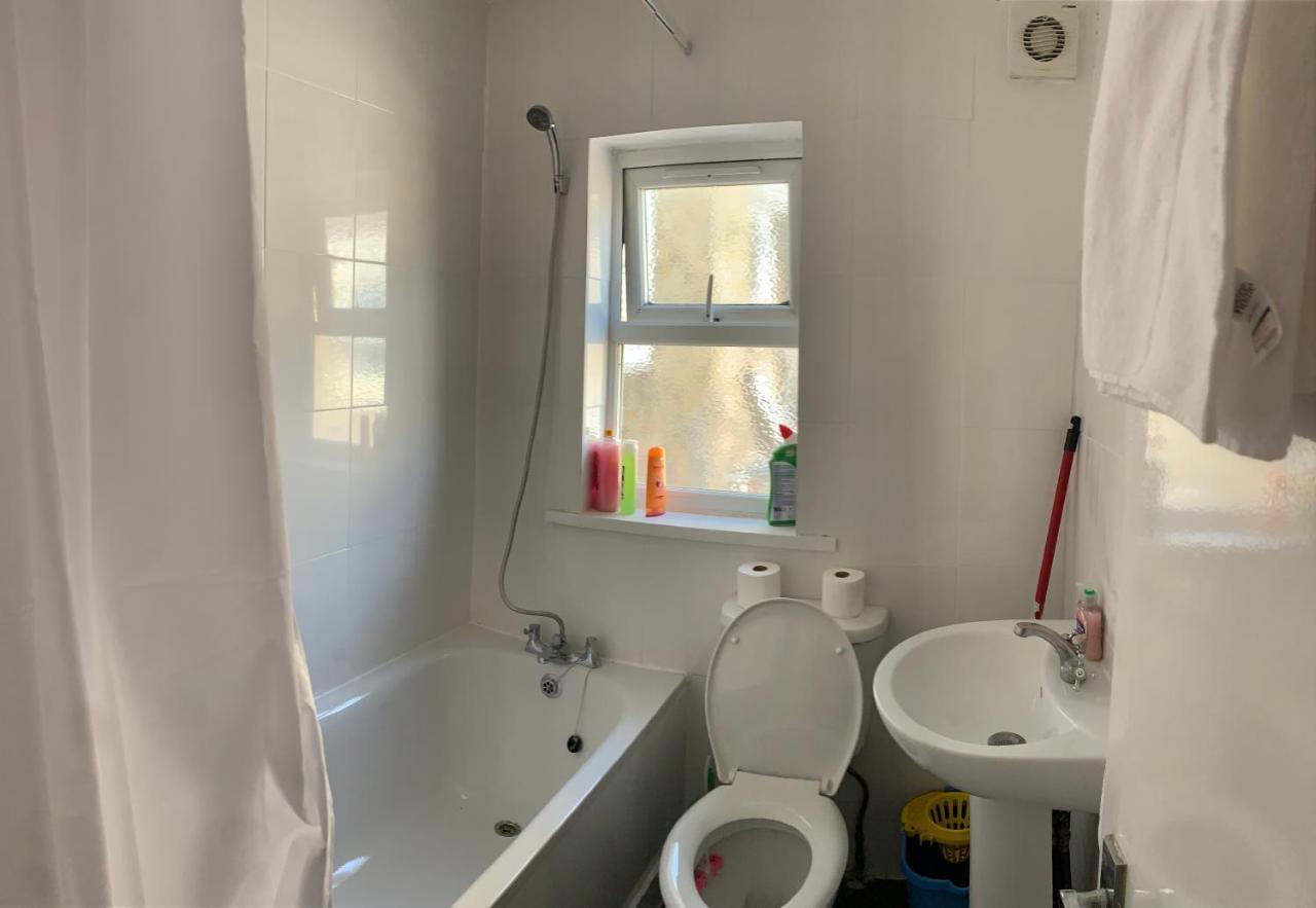 Beautiful Hoe Street First Floor One Bedroom Apartment B Walthamstow Londra Esterno foto