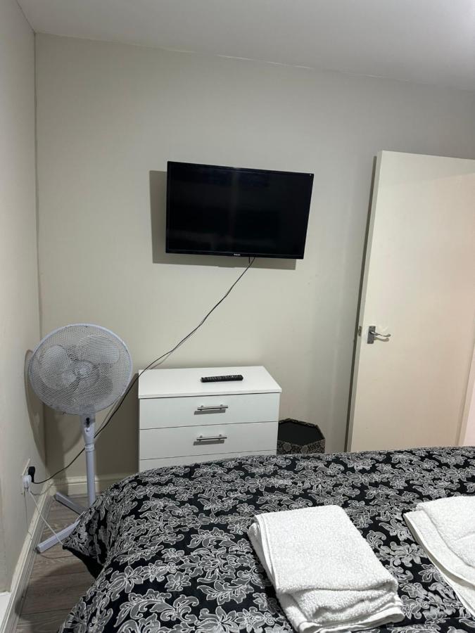 Beautiful Hoe Street First Floor One Bedroom Apartment B Walthamstow Londra Esterno foto