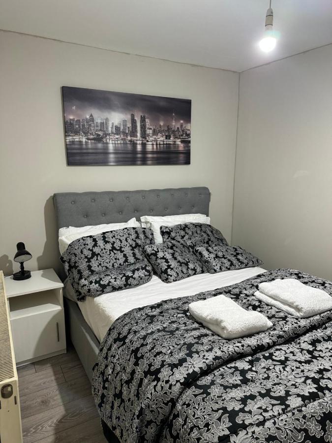 Beautiful Hoe Street First Floor One Bedroom Apartment B Walthamstow Londra Esterno foto