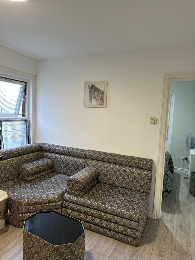 Beautiful Hoe Street First Floor One Bedroom Apartment B Walthamstow Londra Esterno foto